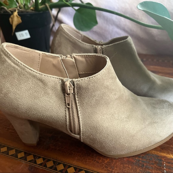 Never worn, these shoes didn’t have tag but the sticker is still intact?😊 - Picture 2 of 8